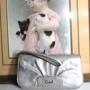 LIKE NEW "COACH" ORGANIZER WRISTLET + CARD SLOTS + KEY LEASH SOFT SILVER